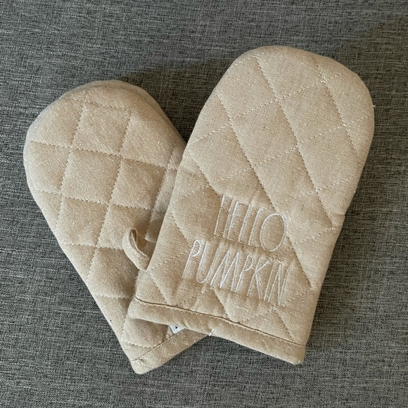 Rae Dunn HELLO PUMPKIN Mini Oven Mitts - Picture 1 of 3